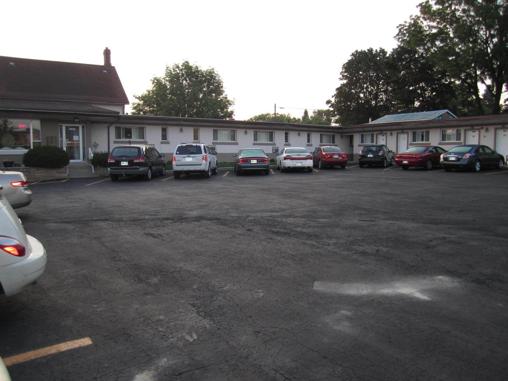Canadiana Motel Hanover Εξωτερικό φωτογραφία